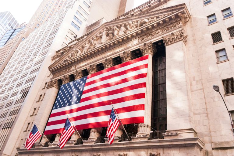 The US Dollar Weakening: American Investors Shift Portfolios Toward Global Mobility